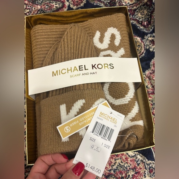 Brand New Authentic Michael Kors Hat & Scarf Set β Sealed in Box with Tag On - Picture 7 of 9